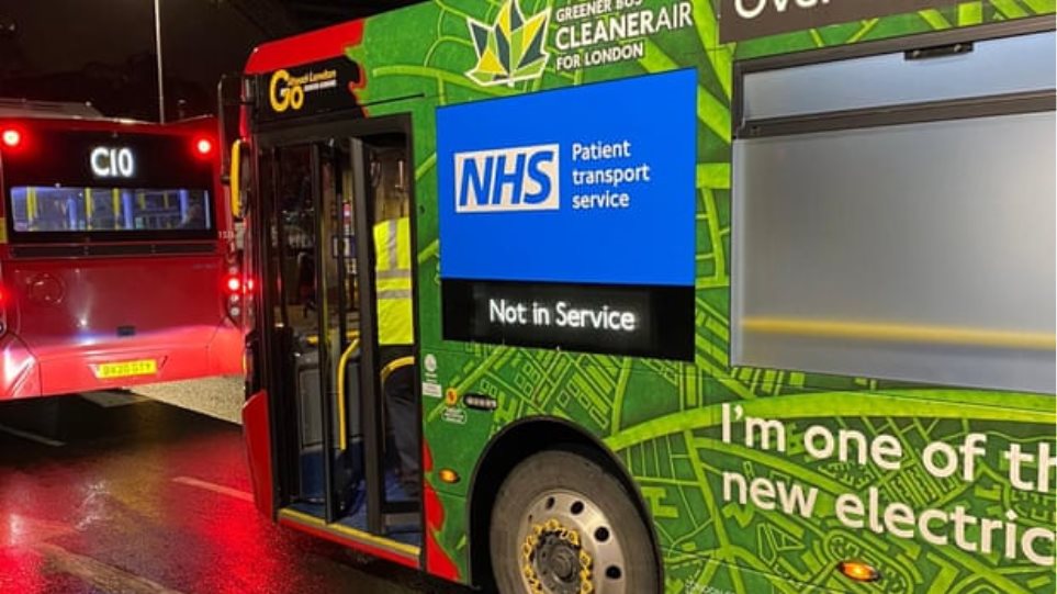 Βρετανία: Μετατρέπουν λεωφορεία σε ασθενοφόρα για να μεταφέρουν ασθενείς - Φωτογραφία 1