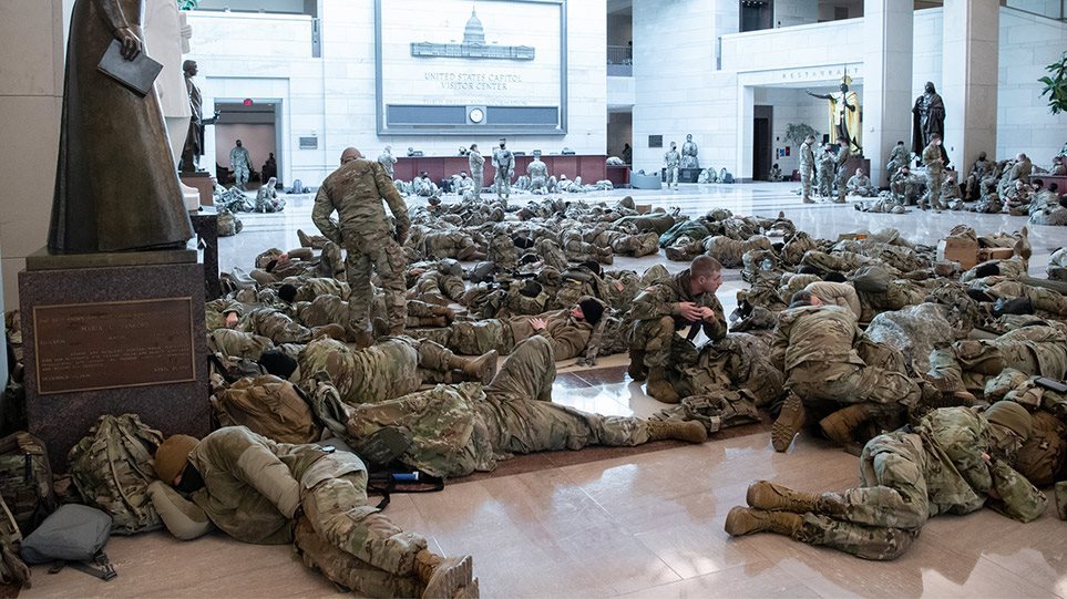 Οργή στις ΗΠΑ μετά την απόφαση να κοιμηθούν στρατιώτες της Εθνοφρουράς σε πάρκινγκ - Φωτογραφία 1
