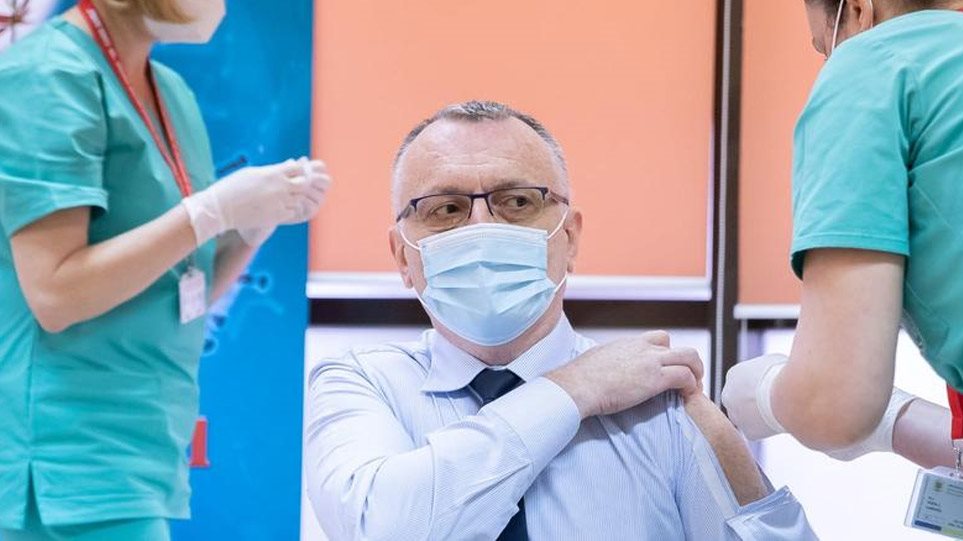 Ρουμάνος υπουργός βρήκε το τέλειο... πουκάμισο εμβολιασμού! - Φωτογραφία 1