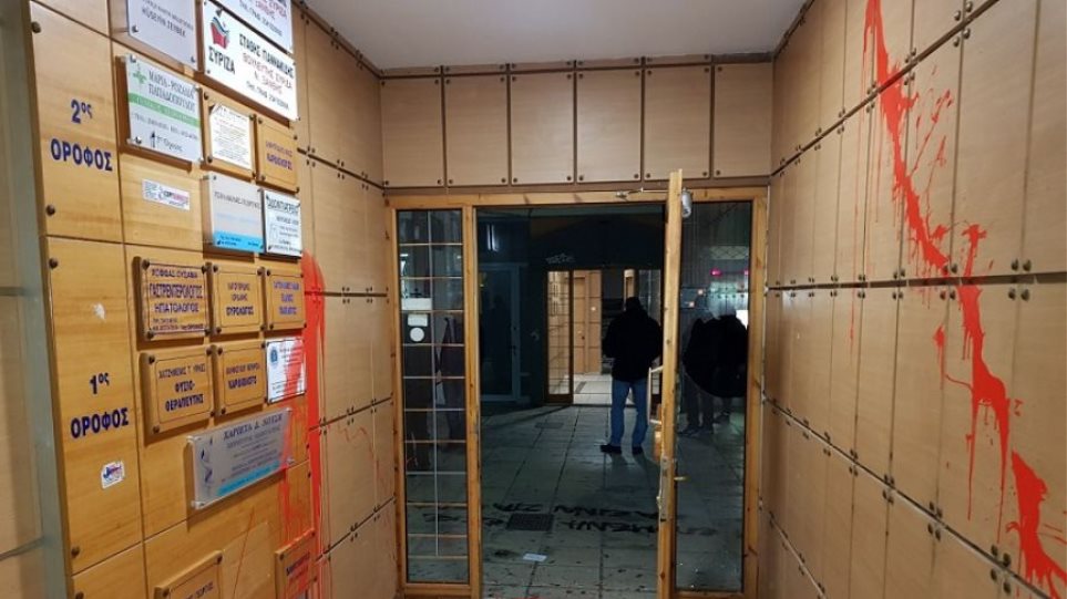 Θεσσαλονίκη: Αναρχικοί επιτέθηκαν στο σπίτι δικαστικού - Φωτογραφία 1