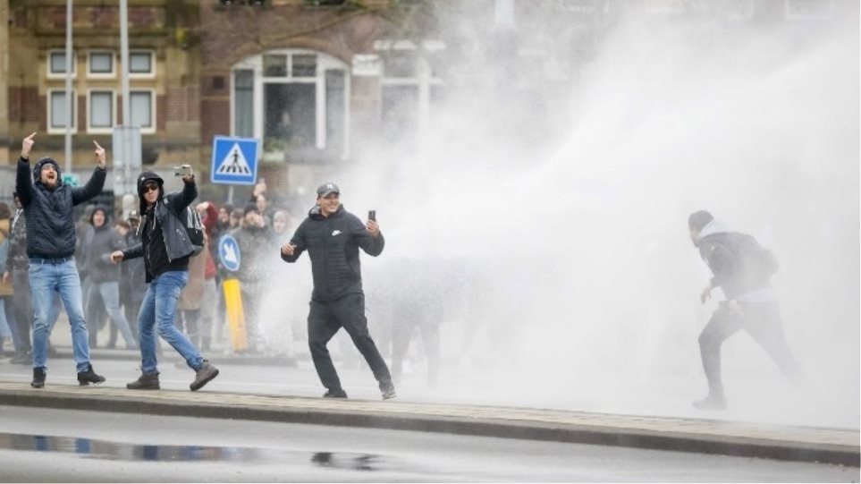 Ολλανδία: Άγριες συγκρούσεις μεταξύ αστυνομικών και διαδηλωτών για την απαγόρευση κυκλοφορίας - Φωτογραφία 1