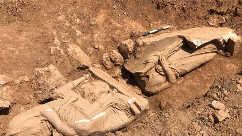 Εντυπωσιακή ανακάλυψη στην Παιανία: Βρέθηκε επιτύμβιο μνημείο με δυο γυναικείες μορφές - Φωτογραφία 1