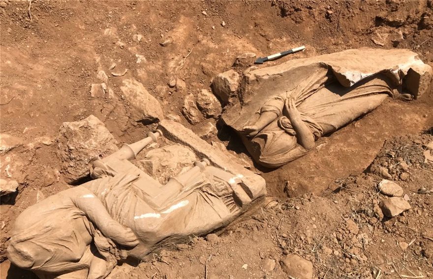 Εντυπωσιακή ανακάλυψη στην Παιανία: Βρέθηκε επιτύμβιο μνημείο με δυο γυναικείες μορφές - Φωτογραφία 2