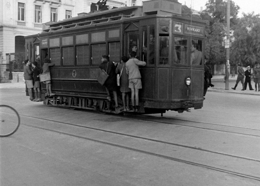 Όταν η Παλιά Αθήνα είχε άμαξες, τραμ και… Περιβολάκια. - Φωτογραφία 1