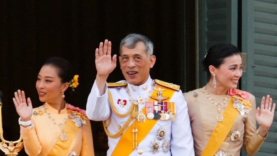 Ταϊλάνδη: Θρόνος για... τρεις - Ο «βασιλιάς με το μπουστάκι» στέφει την ερωμένη του δεύτερη βασίλισσα - Φωτογραφία 1