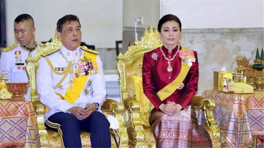Ταϊλάνδη: Θρόνος για... τρεις - Ο «βασιλιάς με το μπουστάκι» στέφει την ερωμένη του δεύτερη βασίλισσα - Φωτογραφία 2