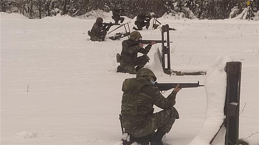Εντυπωσιακές εικόνες από την εκπαίδευση του Δ΄ Σώματος Στρατού στο χιόνι  Fotos - Φωτογραφία 7