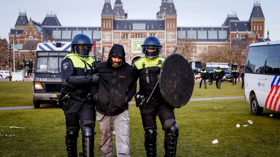 Ολλανδία: Η αστυνομία διέλυσε πλήθος διαδηλωτών κατά του lockdown - Συνέλαβε 30 ανθρώπους - Φωτογραφία 1