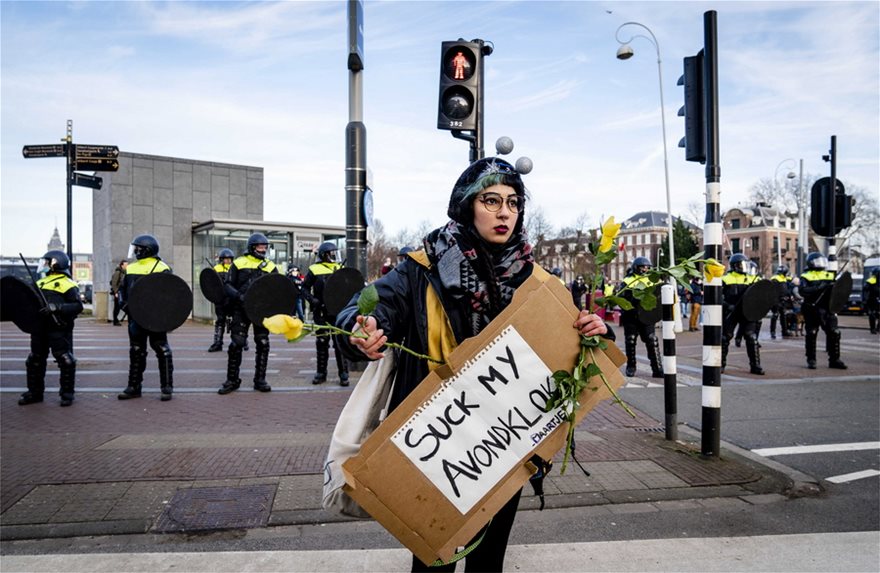 Ολλανδία: Η αστυνομία διέλυσε πλήθος διαδηλωτών κατά του lockdown - Συνέλαβε 30 ανθρώπους - Φωτογραφία 2