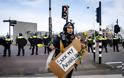 Ολλανδία: Η αστυνομία διέλυσε πλήθος διαδηλωτών κατά του lockdown - Συνέλαβε 30 ανθρώπους - Φωτογραφία 2