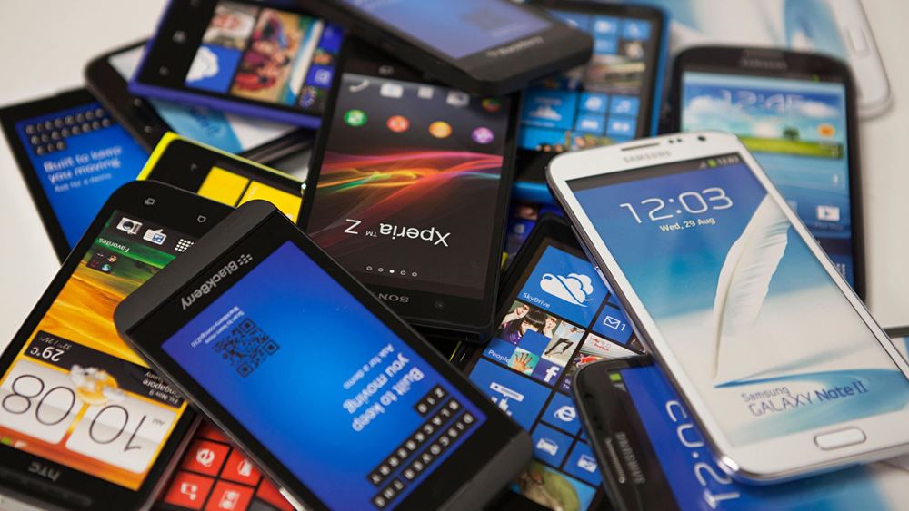 1,8 εκατ. smartphones αγόρασαν οι Έλληνες το 2020 - Φωτογραφία 1