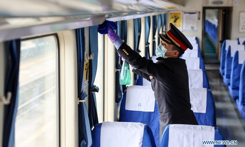 Κίνα:  Σιδηροδρομικοί πραγματοποιούν απολύμανση σε τρένο για να περιορίσουν την εξάπλωση της πανδημίας. - Φωτογραφία 1