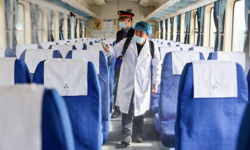 Κίνα:  Σιδηροδρομικοί πραγματοποιούν απολύμανση σε τρένο για να περιορίσουν την εξάπλωση της πανδημίας. - Φωτογραφία 3