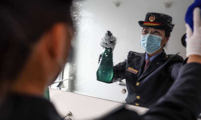 Κίνα:  Σιδηροδρομικοί πραγματοποιούν απολύμανση σε τρένο για να περιορίσουν την εξάπλωση της πανδημίας. - Φωτογραφία 4