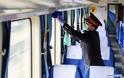Κίνα:  Σιδηροδρομικοί πραγματοποιούν απολύμανση σε τρένο για να περιορίσουν την εξάπλωση της πανδημίας.