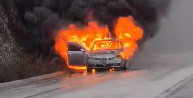 Ηγουμενίτσα: Λαμπάδιασε αυτοκίνητο εν κινήσει - Δευτερόλεπτα αγωνίας για οικογένεια - Φωτογραφία 1