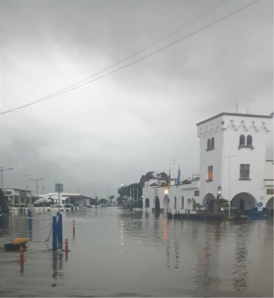 Φωτος: Πλημμύρες και κατολισθήσεις στην Πάτμο - Αίτημα να κηρυχθεί σε κατάσταση έκτακτης ανάγκης - Φωτογραφία 2