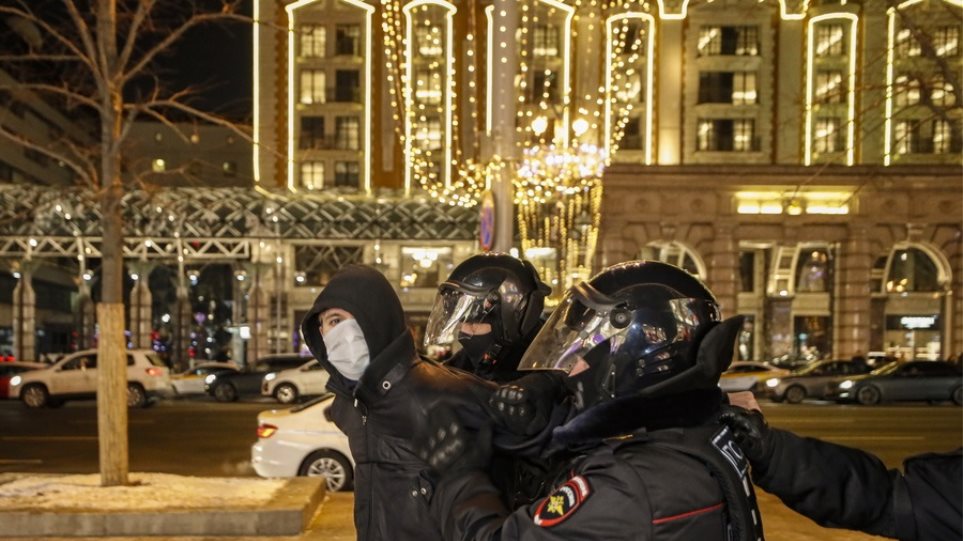 Ρωσία: Τουλάχιστον 500 συλλήψεις αντιφρονούντων από την αστυνομία φωτος - Φωτογραφία 1