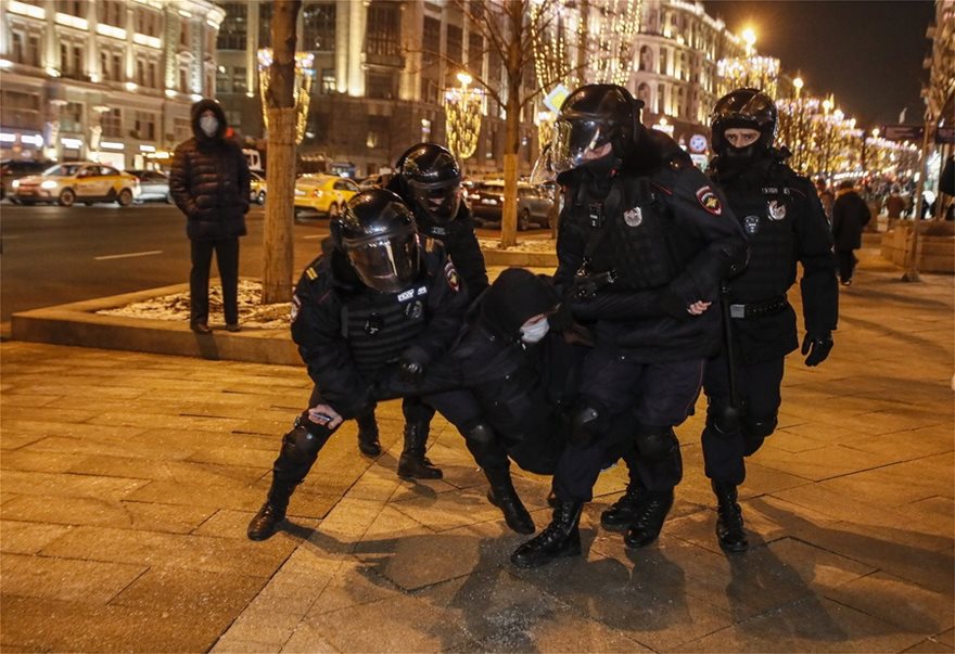 Ρωσία: Τουλάχιστον 500 συλλήψεις αντιφρονούντων από την αστυνομία φωτος - Φωτογραφία 2