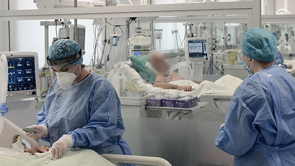 «Ξεφεύγει» η επιδημία: Εκτινάχθηκαν μέσα σε ένα 24ωρο οι εισαγωγές ασθενών με covid-19 στα νοσοκομεία της Αττικής - Φωτογραφία 1