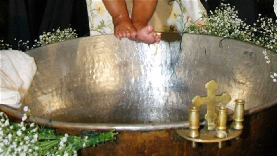 Σάλος με βάπτιση στη Ρουμανία: Νεογέννητο πέθανε λίγες ώρες μετά το μυστήριο - Φωτογραφία 1