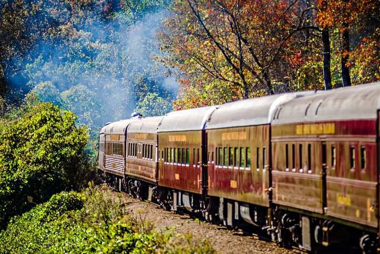 5 γραφικά ταξίδια με τρένο στον κόσμο την εποχή που πέφτουν τα φύλλα. - Φωτογραφία 6