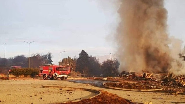 Καστοριά: Σε εξέλιξη οι έρευνες της Πυροσβεστικής για την έκρηξη που ισοπέδωσε το ξενοδοχείο - Φωτογραφία 1