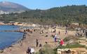 Lockdown: Άδειασε η Ερμού, πήραν τις παραλίες οι Αθηναίοι - Φωτογραφία 11