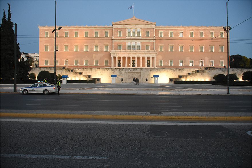 Σε ισχύ η απαγόρευση κυκλοφορίας από τις 18:00 - Όλα τα μέτρα σε Αθήνα, Θεσσαλονίκη και Χαλκιδική - Φωτογραφία 10