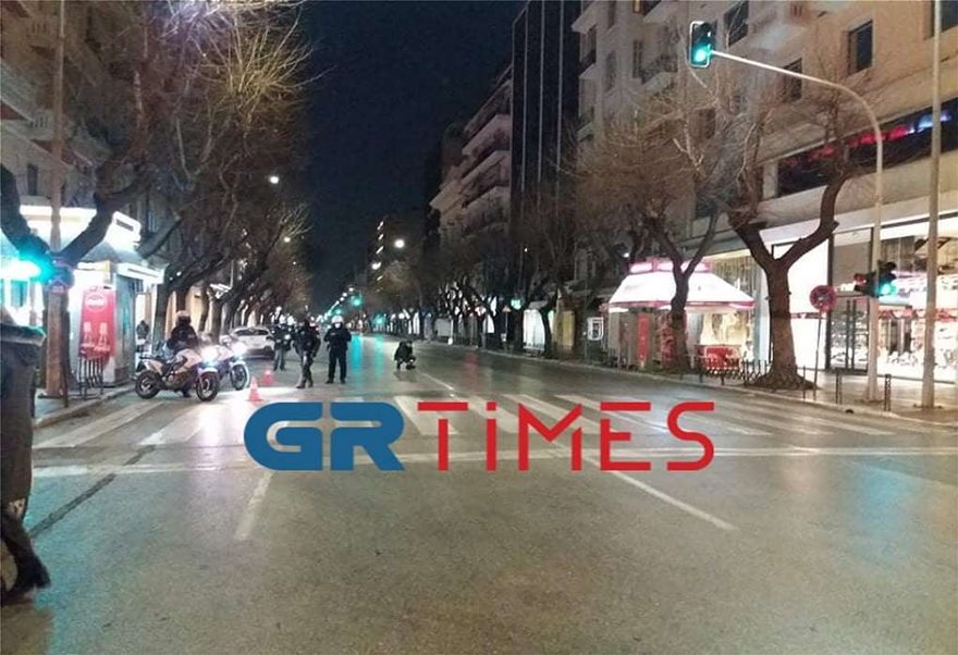 Lockdown: Ερήμωσαν Αθήνα και Θεσσαλονίκη - Σε ισχύ η απαγόρευση κυκλοφορίας με αυστηρούς ελέγχους - Φωτογραφία 3
