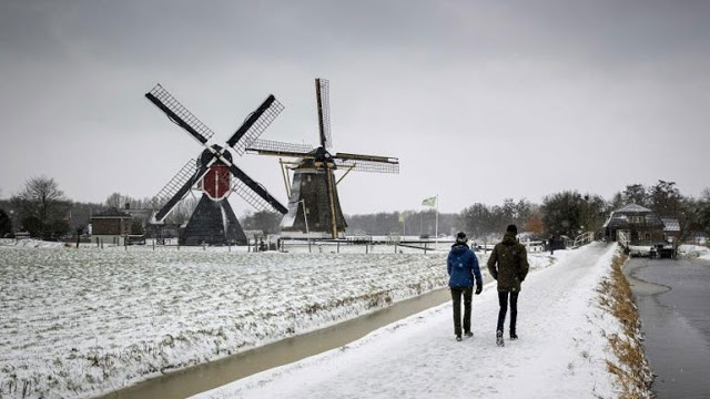 Ισχυρή χιονοθύελλα σαρώνει την Ολλανδία - Φωτογραφία 1