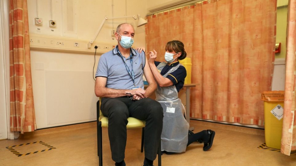 Εμβολιασμούς στον χώρο εργασίας για άτομα κάτω των 50 ετών εξετάζει η Βρετανία - Φωτογραφία 1