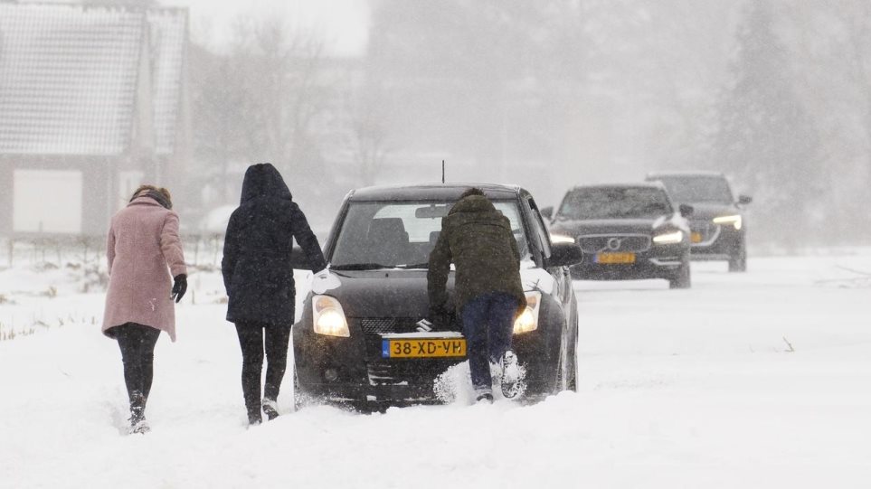 Η χιονοθύελλα «Ντάρσι» σάρωσε Ολλανδία και Γερμανία - Προβλήματα με πτήσεις και τις εξετάσεις κορωνοϊού - Φωτογραφία 1