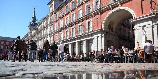 Κοροναϊός - Γαλλία:  Συρρέουν σε καφέ και μπαρ της Μαδρίτης για να ξεφύγουν από τα περιοριστικά μέτρα στη χώρα τους - Φωτογραφία 1