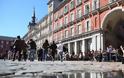 Κοροναϊός - Γαλλία:  Συρρέουν σε καφέ και μπαρ της Μαδρίτης για να ξεφύγουν από τα περιοριστικά μέτρα στη χώρα τους