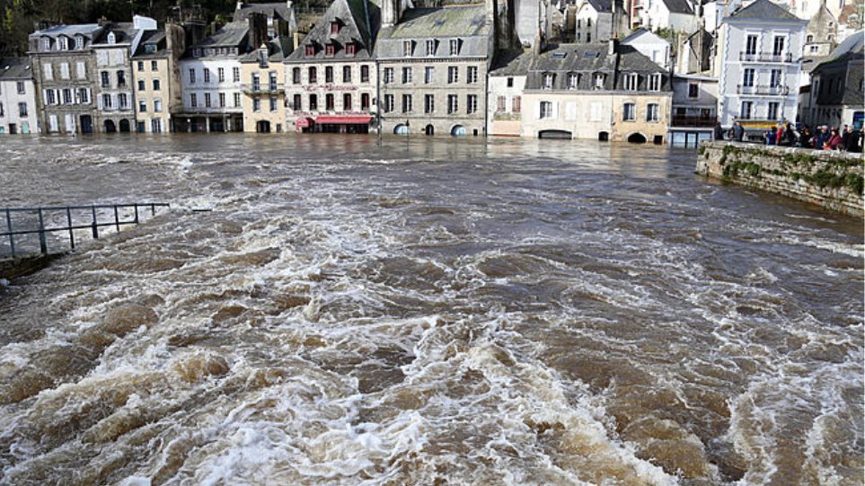 Σαρωτικές πλημμύρες στη Γαλλία - Σε συναγερμό το Παρίσι - Φωτογραφία 1