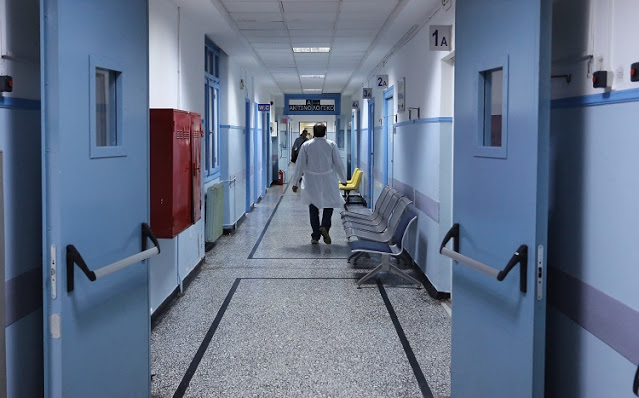 Σκηνές ροκ στο νοσοκομείο «Άγιος Ανδρέας» της Πάτρας: Γιατροί «έπαιξαν» ξύλο – «Έφευγαν» μέχρι και σκαμπό - Φωτογραφία 1