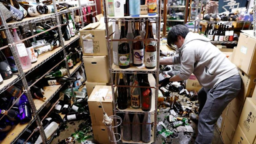 Ιαπωνία: Τουλάχιστον 100 τραυματίες από τον ισχυρό σεισμό. Τρένα σταμάτησαν. - Φωτογραφία 1