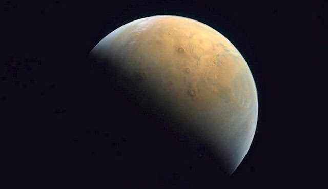 Το διαστημικό σκάφος Hope έστειλε την πρώτη του φωτογραφία από τον Άρη - Φωτογραφία 1