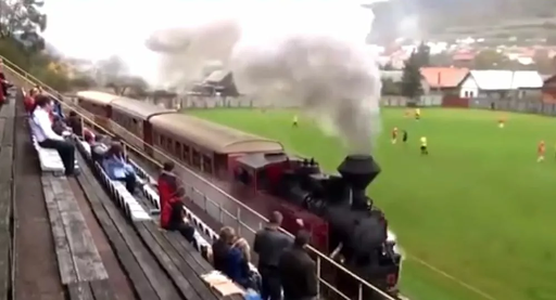 Τσαφ – τσουφ και μπάλα: Τρένο στη Σλοβακία περνάει μέσα από ποδοσφαιρικό γήπεδο – Βίντεο. - Φωτογραφία 1