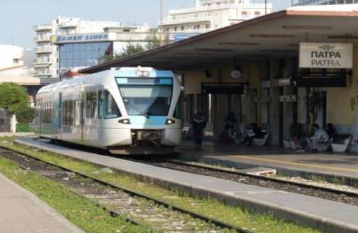 Πάτρα: Πάγωσαν οι μπάρες του τρένου στην Κανελλοπούλου και δεν κατέβαιναν. - Φωτογραφία 1