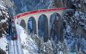 Παραμυθένια σιδηροδρομική διαδρομή στις χιονισμένες Άλπεις – Το κόκκινο τρένο που διασχίζει 55 τούνελ και 196 γέφυρες