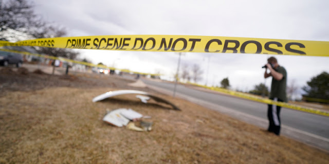 ΗΠΑ: «Βροχή» από συντρίμμια αεροσκάφους στο Ντένβερ - Κομμάτια έπεσαν σε αυλή σπιτιού - Φωτογραφία 1