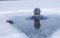 Απίθανο παγκόσμιο ρεκόρ! Κολύμπησε 80 μέτρα κάτω από τον πάγο