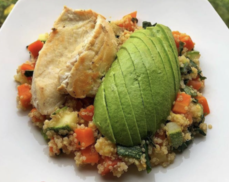 Υγιεινές συνταγές από τον σεφ Παναγιώτη Μουτσόπουλο:: Ψητό στήθος κοτόπουλου, με αβοκάντο και σαλάτα από λευκή κινόα με λαχανικά - Φωτογραφία 1