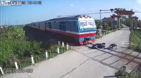 Την τελευταία στιγμή πρόλαβε να αποφύγει το τρένο στην κυριολεξία! Βίντεο! - Φωτογραφία 1