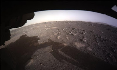 Οι πρώτες εικόνες από τον Άρη και το βίντεο της NASA - Φωτογραφία 1