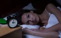 Ξυπνάτε τη νύχτα και δεν μπορείτε να ξανακοιμηθείτε; 8 τρόποι για να σας ξαναπάρει εύκολα ο ύπνος