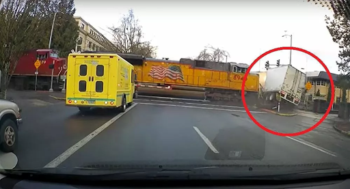 Τρομερό ατύχημα: Τρένο χτυπάει νταλίκα που σταμάτησε πάνω στις γραμμές - Βίντεο. - Φωτογραφία 1