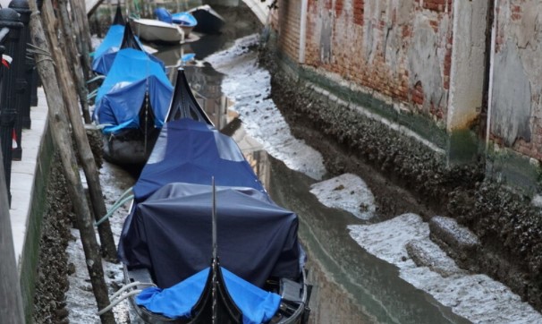 «Άδειασαν» τα κανάλια της Βενετίας - Οι γόνδολες άραξαν λόγω άμπωτης - Φωτογραφία 1